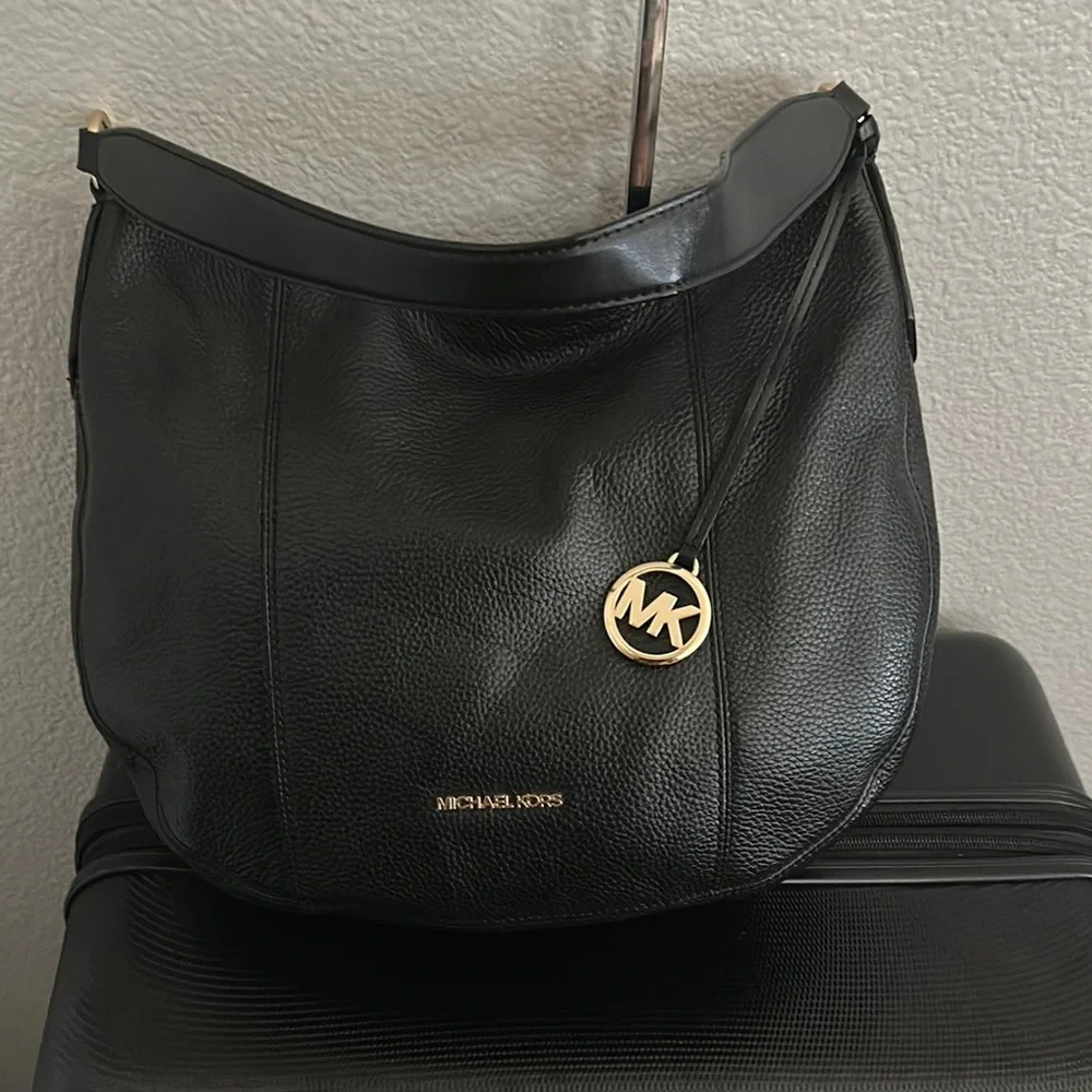 MICHAEL KORS BROOKE LARGE HOBO SHLDR LEATHER BLACK COLOR AND